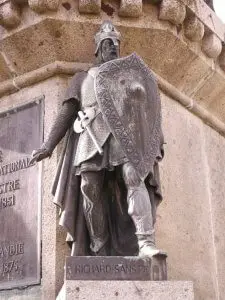 richard the fearless statue in falaise france by imars at english wikipedia transferred from enwikipedia to commons cc by sa 25 httpscommons 225x300